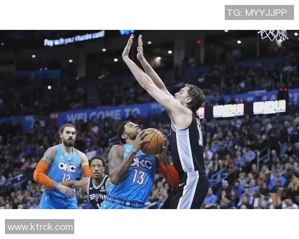 雷霆与马刺季后赛首战精彩回顾双方球员表现分析与战术对决探讨